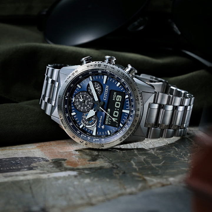 シチズン プロマスター スカイシリーズ アナデジ パイロットウオッチ JV2000-51L メンズ ソーラー ブルーダイヤル MIP液晶搭載