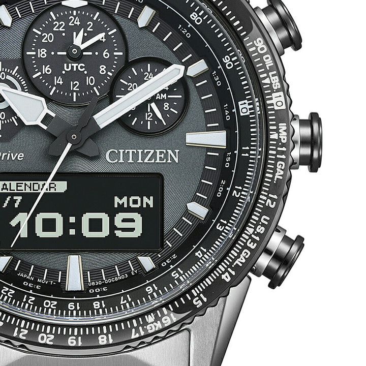 シチズン プロマスター スカイシリーズ アナデジ パイロットウオッチ JV2006-55H メンズ ソーラー グレーダイヤル MIP液晶搭載