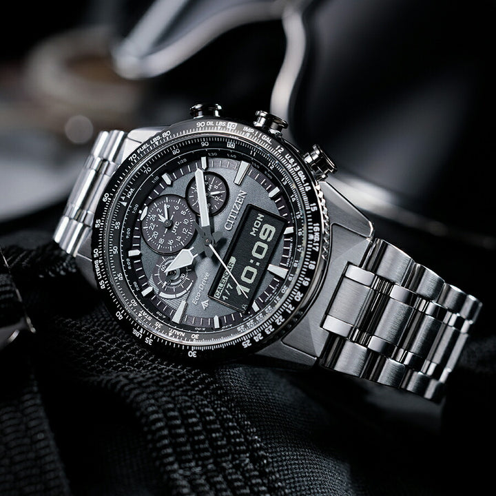 シチズン プロマスター スカイシリーズ アナデジ パイロットウオッチ JV2006-55H メンズ ソーラー グレーダイヤル MIP液晶搭載