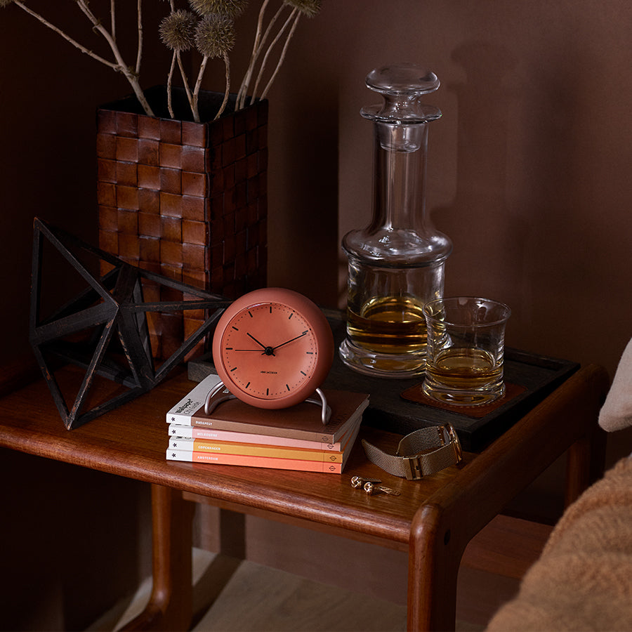 アルネヤコブセン シティホール 置時計 テーブルクロック ペールオレンジ 楽天市場】【国内正規品】アルネヤコブセン 目覚まし時計