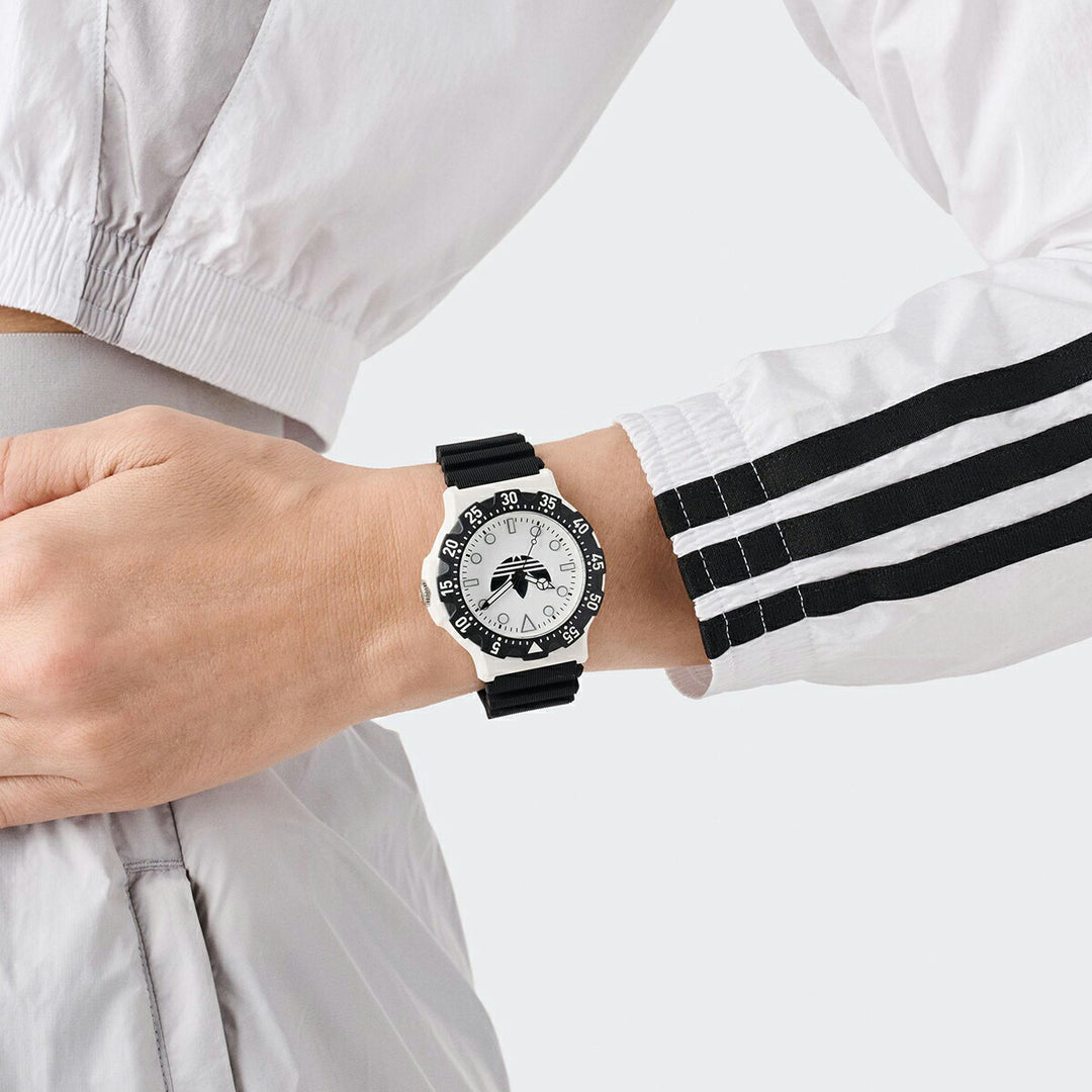 アディダス ストリート ディスカバラー ツー ホワイト×ブラック AOSY25516 メンズ クオーツ 電池式 樹脂バンド