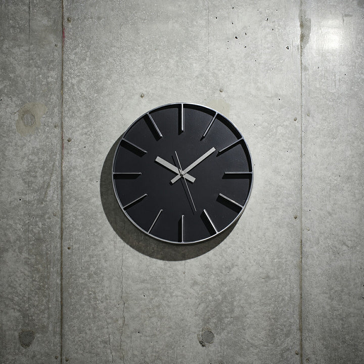 タカタレムノス 掛け時計 デザインオブジェクト エッジクロック アルミニウム 350mm クオーツ 電池式 ブラック スイープセコンド AZUMI AZ-0115BK