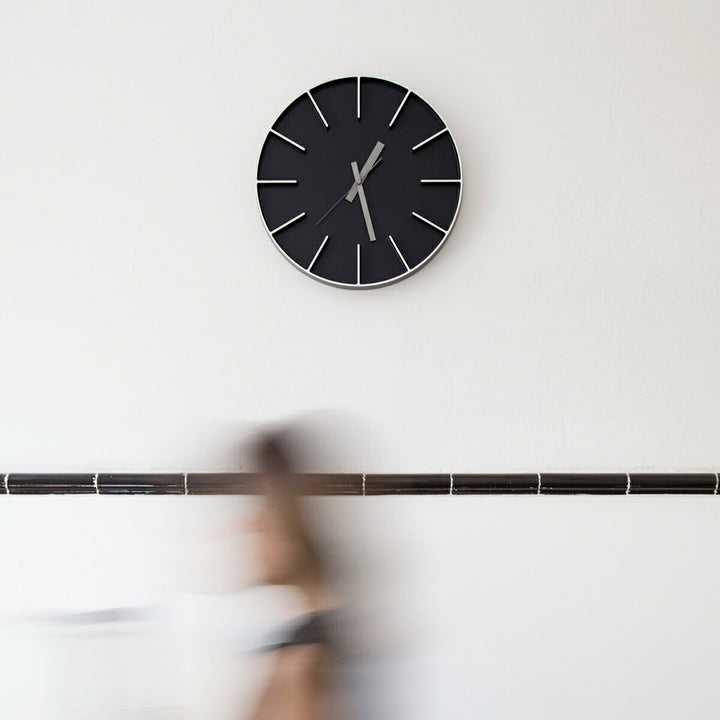 タカタレムノス 掛け時計 デザインオブジェクト エッジクロック アルミニウム 350mm クオーツ 電池式 ブラック スイープセコンド AZUMI AZ-0115BK
