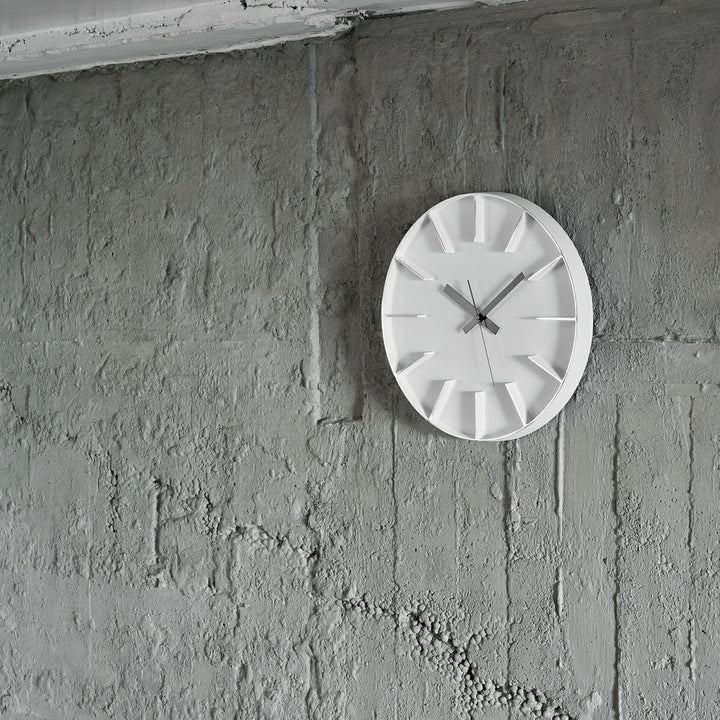 タカタレムノス 掛け時計 デザインオブジェクト エッジクロック アルミニウム 350mm クオーツ 電池式 ホワイト スイープセコンド AZUMI AZ-0115WH