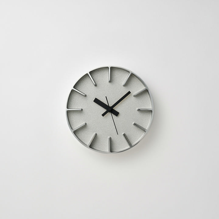 タカタレムノス 掛け時計 デザインオブジェクト エッジクロック アルミニウム 180mm クオーツ 電池式 シルバー スイープセコンド AZUMI AZ-0116AL