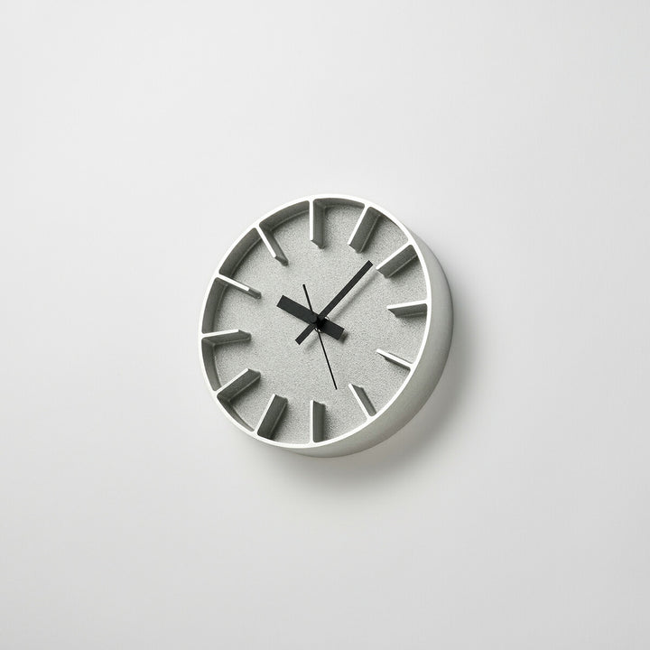 タカタレムノス 掛け時計 デザインオブジェクト エッジクロック アルミニウム 180mm クオーツ 電池式 シルバー スイープセコンド AZUMI AZ-0116AL