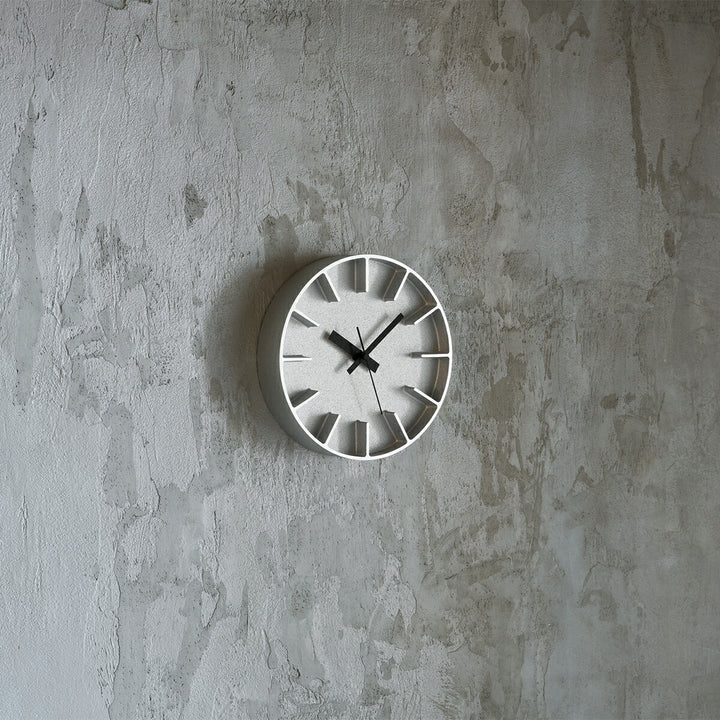 タカタレムノス 掛け時計 デザインオブジェクト エッジクロック アルミニウム 180mm クオーツ 電池式 シルバー スイープセコンド AZUMI AZ-0116AL