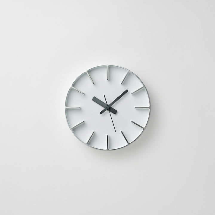 タカタレムノス 掛け時計 デザインオブジェクト エッジクロック アルミニウム 180mm クオーツ 電池式 ホワイト スイープセコンド AZUMI AZ-0116WH