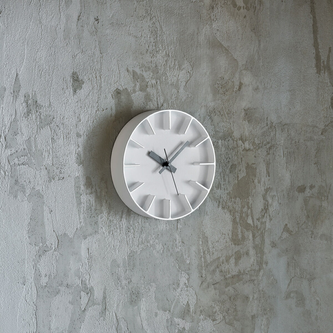 タカタレムノス 掛け時計 デザインオブジェクト エッジクロック アルミニウム 180mm クオーツ 電池式 ホワイト スイープセコンド AZUMI AZ-0116WH