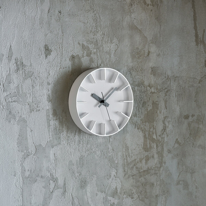 タカタレムノス 掛け時計 デザインオブジェクト エッジクロック アルミニウム 180mm クオーツ 電池式 ホワイト スイープセコンド AZUMI AZ-0116WH