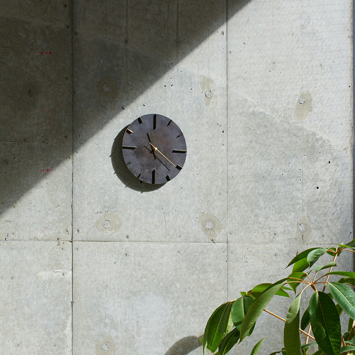 タカタレムノス 掛け時計 デザインオブジェクト クエィント 斑紋黒染色 クオーツ 電池式 真鍮着色 安積 伸 AZ15-06BK