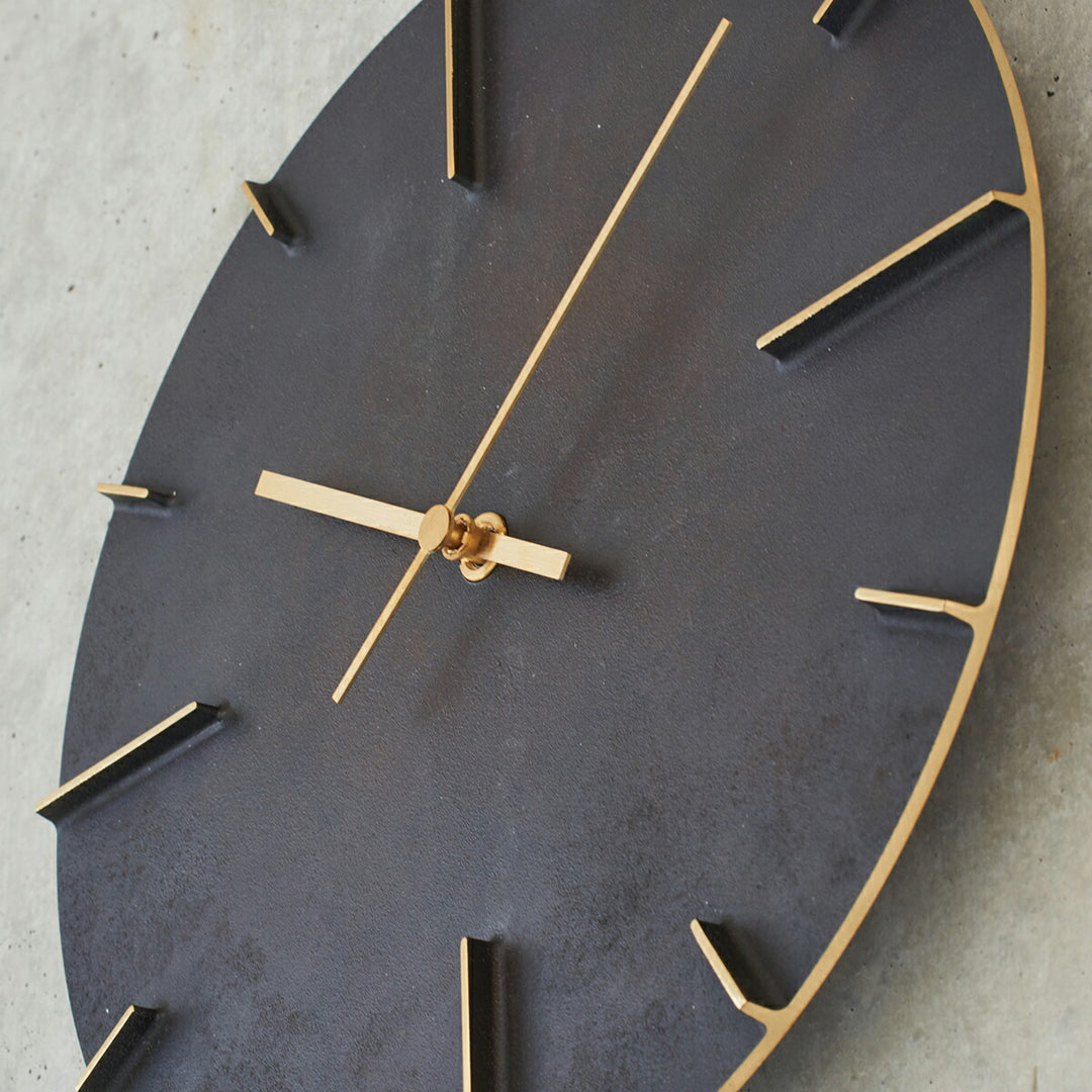 タカタレムノス 掛け時計 デザインオブジェクト クエィント 斑紋黒染色 クオーツ 電池式 真鍮着色 安積 伸 AZ15-06BK