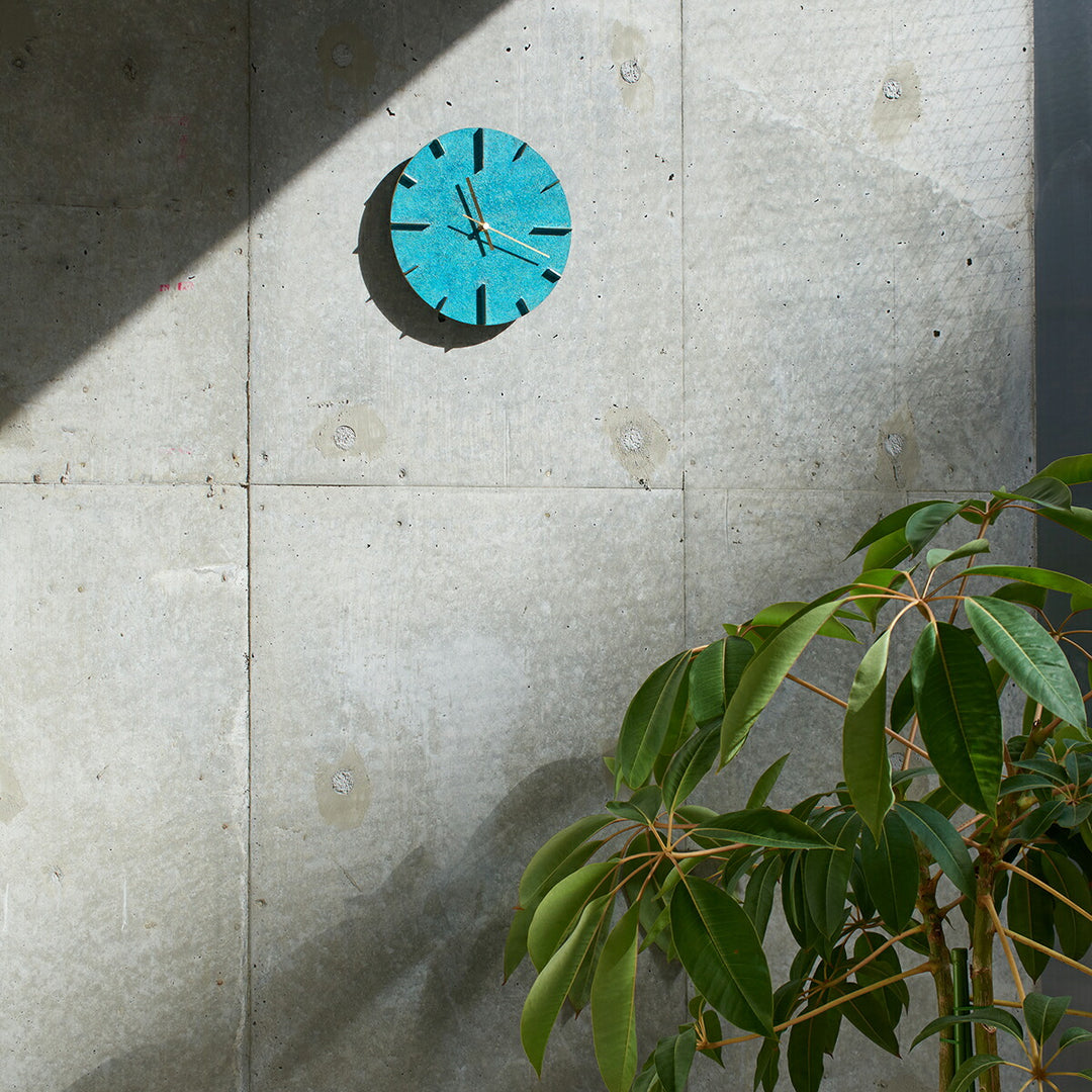 タカタレムノス 掛け時計 デザインオブジェクト クエィント 斑紋ガス青銅色 クオーツ 電池式 真鍮着色 安積 伸 AZ15-06GN