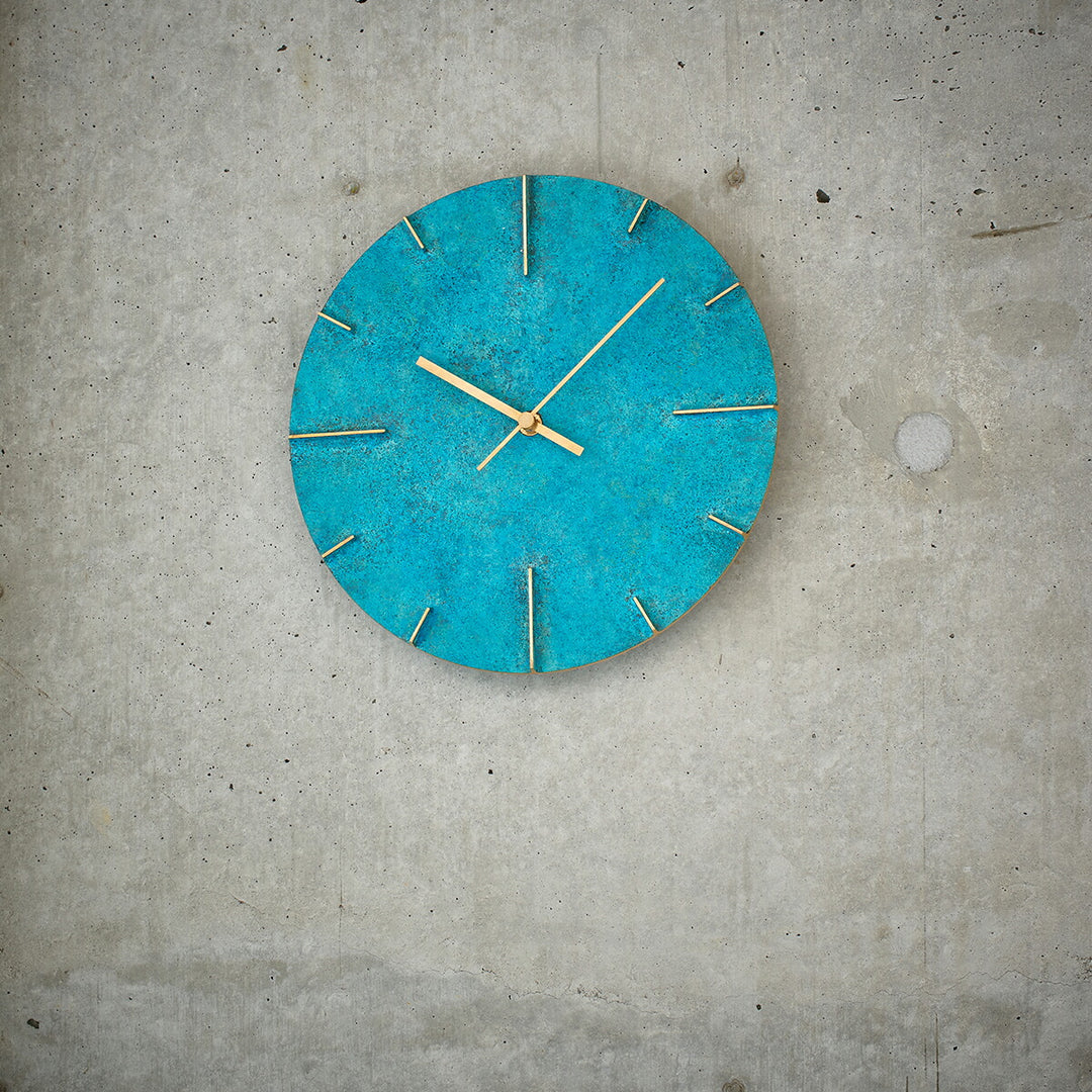 タカタレムノス 掛け時計 デザインオブジェクト クエィント 斑紋ガス青銅色 クオーツ 電池式 真鍮着色 安積 伸 AZ15-06GN