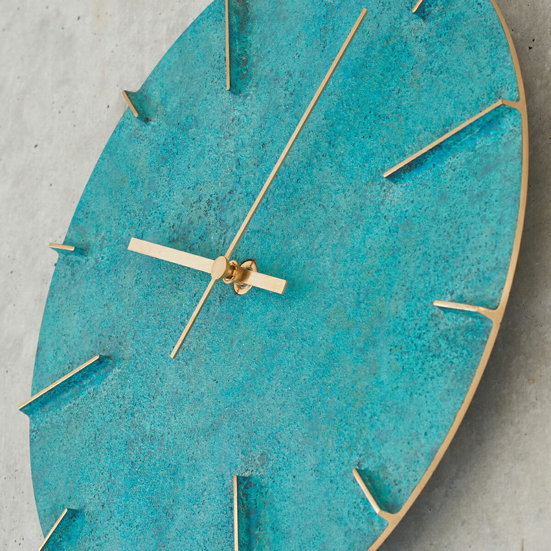 タカタレムノス 掛け時計 デザインオブジェクト クエィント 斑紋ガス青銅色 クオーツ 電池式 真鍮着色 安積 伸 AZ15-06GN