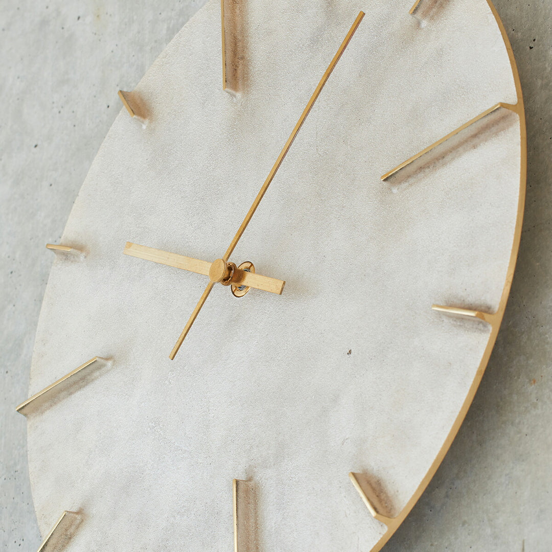 タカタレムノス 掛け時計 デザインオブジェクト クエィント 斑紋純銀色 クオーツ 電池式 真鍮着色 安積 伸 AZ15-06SL