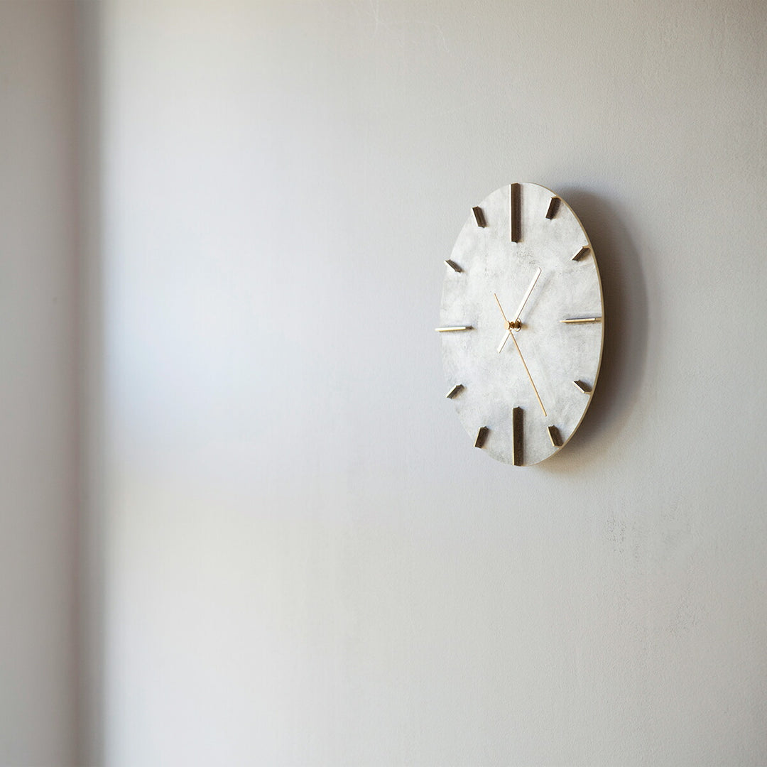 タカタレムノス 掛け時計 デザインオブジェクト クエィント 斑紋純銀色 クオーツ 電池式 真鍮着色 安積 伸 AZ15-06SL