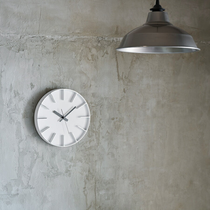 タカタレムノス 掛け時計 デザインオブジェクト エッジクロック アルミニウム 290mm クオーツ 電池式 ホワイト スイープセコンド AZUMI AZ24-08WH