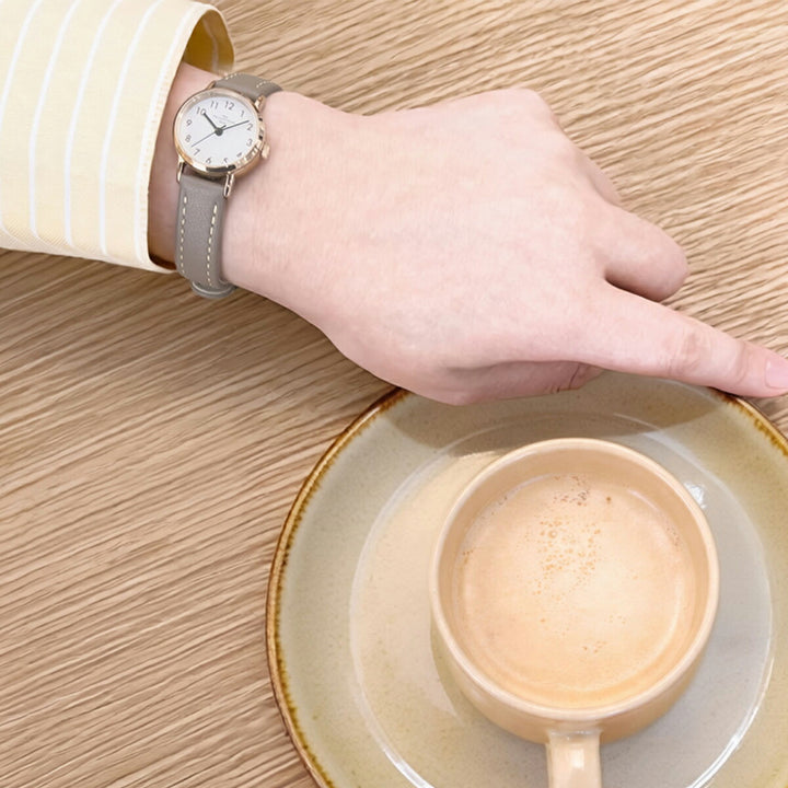 ザ・クロックハウス ナチュラルカジュアル ティーカップ ラテホワイト LNC1001-WH9B レディース 腕時計 ソーラー 3針 グレージュ 革ベルト