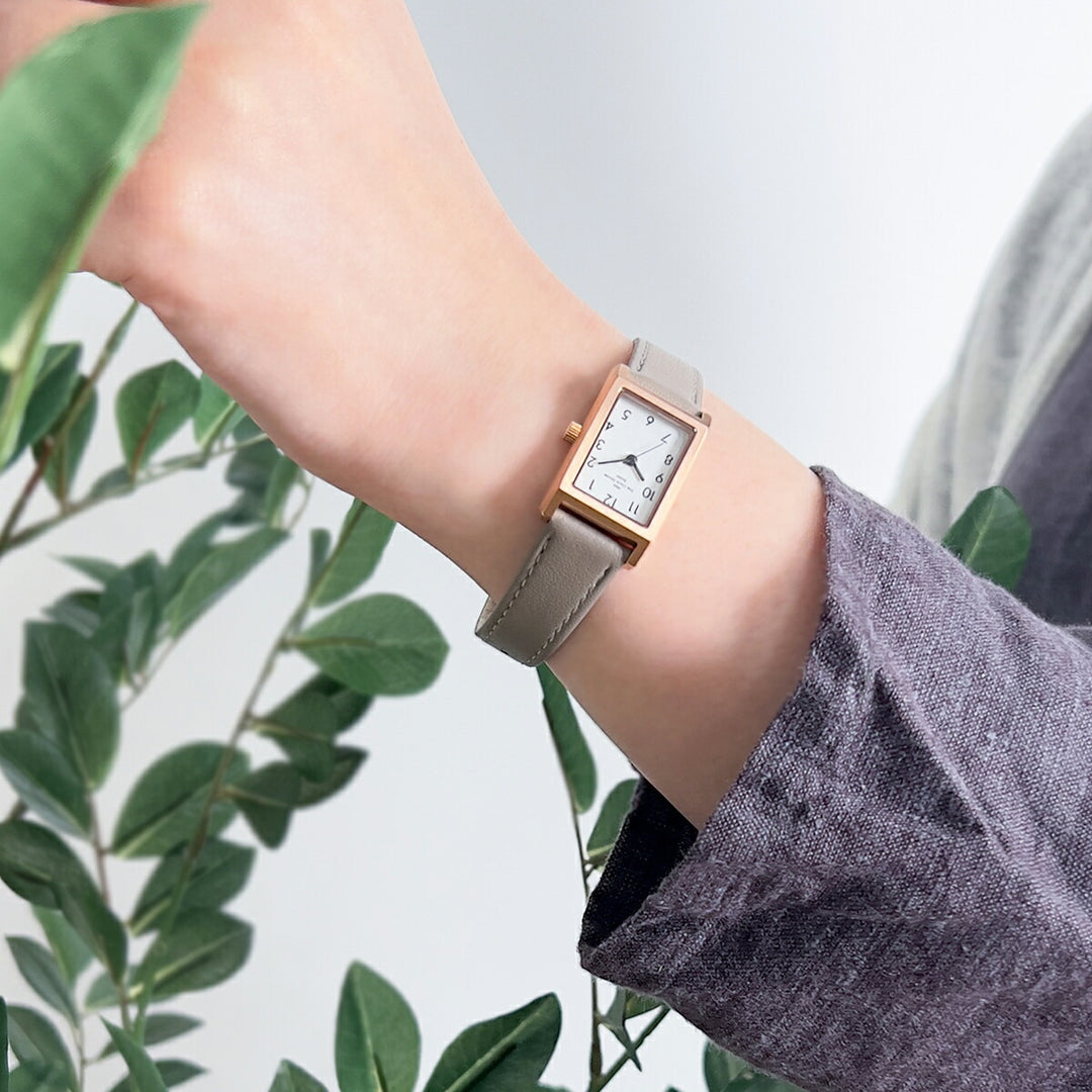 ザ・クロックハウス ナチュラルカジュアル ニューウインドウ LNC1004-WG2B レディース 腕時計 ソーラー 3針 レクタングル グレージュホワイトダイヤル 革ベルト