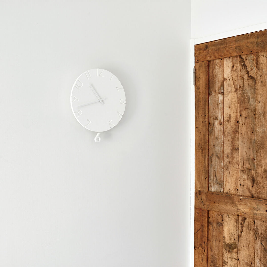 タカタレムノス 掛け時計 デザインオブジェクト カーヴド スウィング 振り子時計 クオーツ 電池式 ホワイト 寺田尚樹 NTL15-11