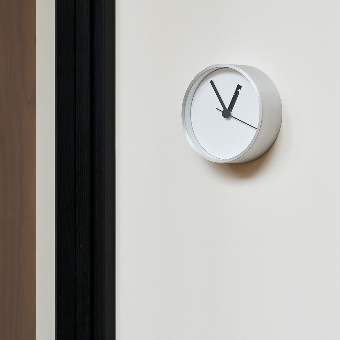 タカタレムノス 掛け時計 デザインオブジェクト エクストラノーマル クロック クオーツ 電池式 掛置兼用 ホワイト ロス・ミクブライド RM24-07WH