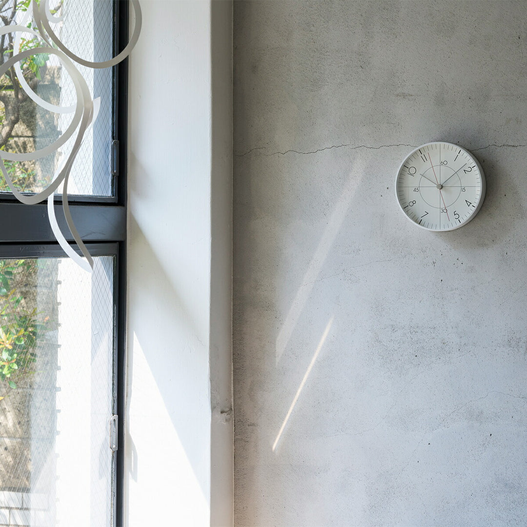 タカタレムノス 掛け時計 デザインオブジェクト アースウォールクロック クオーツ 電池式 ホワイト スイープセコンド 五十嵐 威暢 TIL25-07