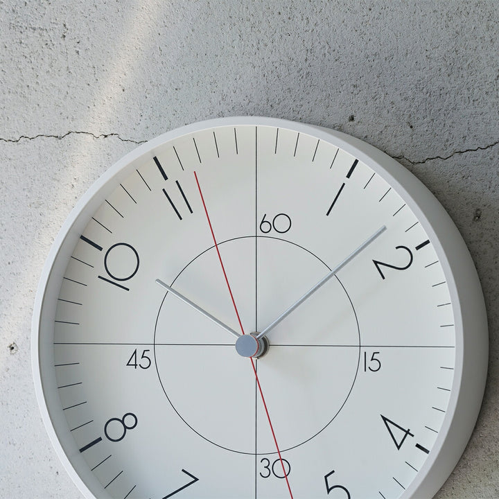 タカタレムノス 掛け時計 デザインオブジェクト アースウォールクロック クオーツ 電池式 ホワイト スイープセコンド 五十嵐 威暢 TIL25-07