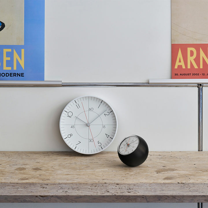 タカタレムノス 掛け時計 デザインオブジェクト アースウォールクロック クオーツ 電池式 ホワイト スイープセコンド 五十嵐 威暢 TIL25-07